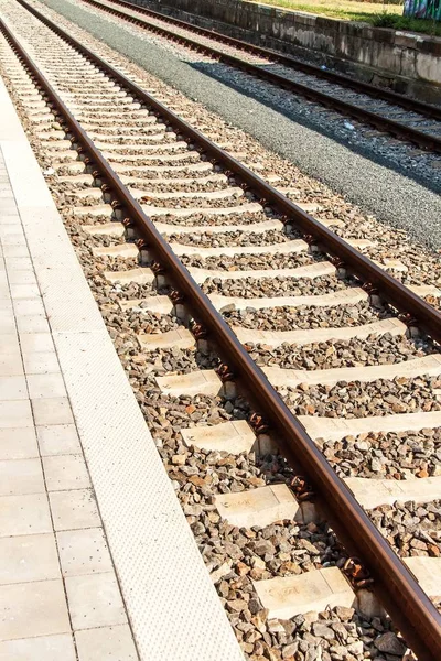 Primer plano de la vía férrea recta vacía en la República Checa. Perspectiva. Vías férreas con traviesas de hormigón . —  Fotos de Stock