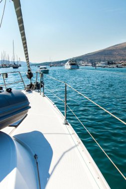 Adriyatik Denizi'ndeki tekneler bir yat güvertesinden. Liman Trogir Gelen Cruise - Hırvatistan. Bir yatla denize açılmak. Hırvatistan'da tatil. Denizde ulaşım.