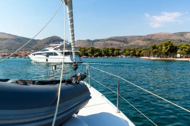 Adriyatik Denizi'ndeki tekneler bir yat güvertesinden. Liman Trogir Gelen Cruise - Hırvatistan. Bir yatla denize açılmak. Hırvatistan'da tatil. Denizde ulaşım.