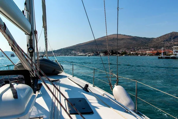 Boote auf der Adria vom Deck einer Jacht aus. Kreuzfahrt vom Hafen Trogir - Kroatien. Segeln auf einer Jacht. Urlaub in Kroatien. Transport auf See. — Stockfoto