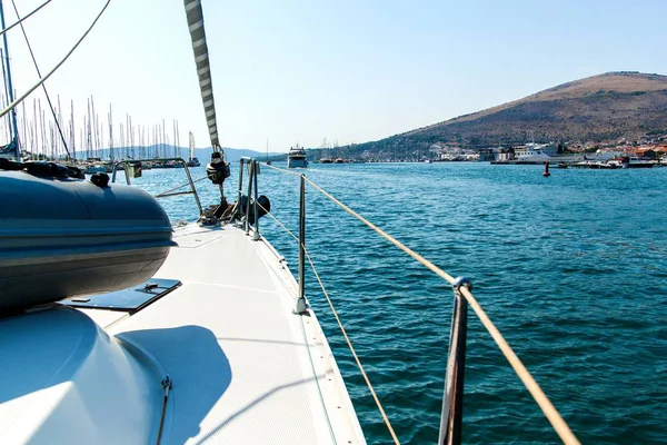 Boote auf der Adria vom Deck einer Jacht aus. Kreuzfahrt vom Hafen Trogir - Kroatien. Segeln auf einer Jacht. Urlaub in Kroatien. Transport auf See. — Stockfoto