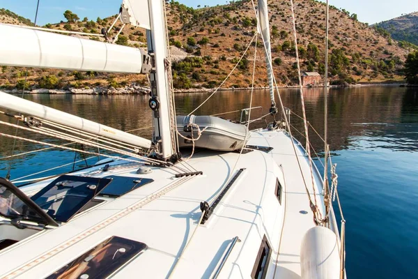 Boot in einer ruhigen Bucht von Smrka auf der Insel Brac, Kroatien. Morgen in der kroatischen Bucht. Urlaub auf einer Jacht. Yachtsport. Yachtdeck. — Stockfoto