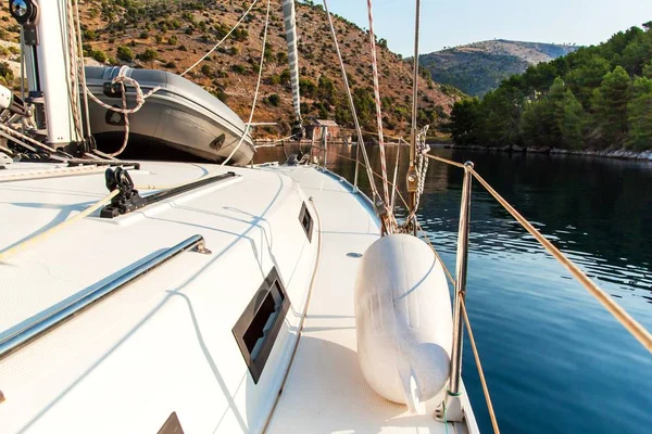 Barco en una tranquila bahía de Smrka en la isla de Brac, Croacia. Mañana en la bahía croata. Vacaciones en un yate. Deporte náutico. cubierta de yate . — Foto de Stock