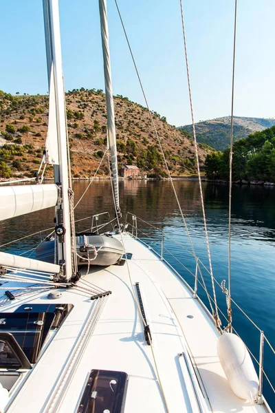 Boot in einer ruhigen Bucht von Smrka auf der Insel Brac, Kroatien. Morgen in der kroatischen Bucht. Urlaub auf einer Jacht. Yachtsport. Yachtdeck. — Stockfoto