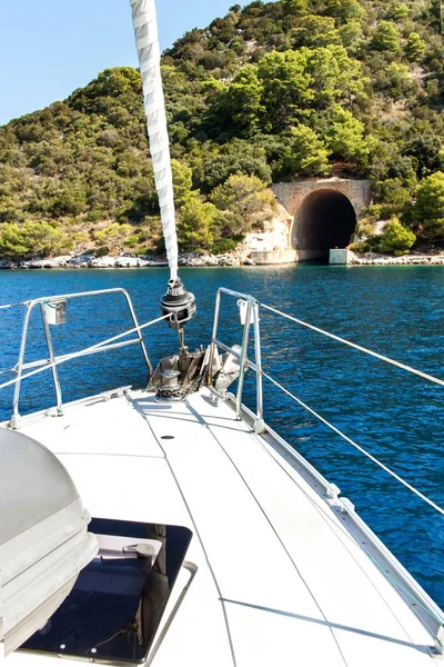 U-Boot und Schiffsbunker auf der Insel Lastovo, Kroatien. Betonbunker für U-Boote in der Adria. Reisen auf einer Yacht in Kroatien. — Stockfoto