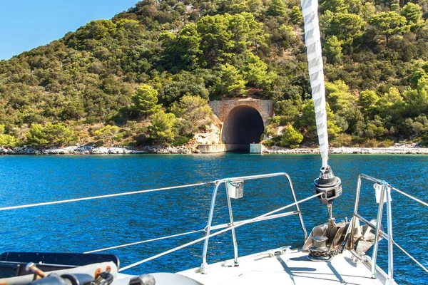 Nave e sottomarino bunker sull'isola di Lastovo, Croazia. Rifugio bunker in cemento per sottomarini in mare adriatico. Viaggiare in barca in Croazia . — Foto Stock