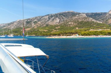 Zlatni Rat, Hırvatistan - 1 Eylül 2019: Zlatni Rat beach (Haliç veya Halburnu), Island Brac, Hırvatistan. En ünlü Hırvat plajı, yattan manzara.