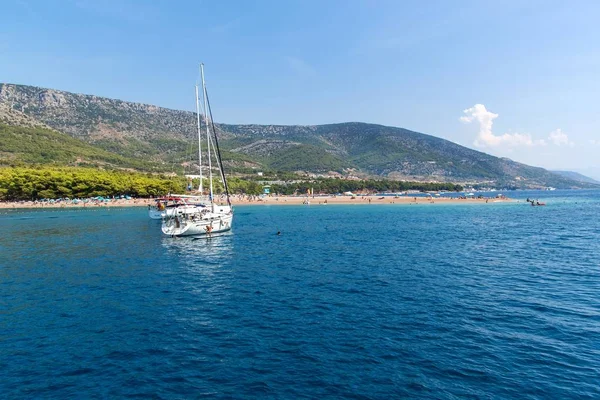 ZLATNI RAT, CROAZIA - 1 settembre 2019: Spiaggia di Zlatni Rat (Corno d'Oro o Capo d'Oro), Isola di Brac, Croazia. La spiaggia croata più famosa, vista dallo yacht . — Foto Stock