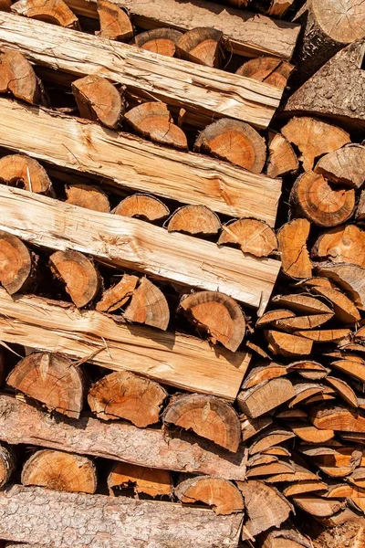 Sok tűzifa, természetes fából készült háttér. Előkészítése tűzifa a tél. Halmozott naplók textúra, természetes háttér. A fa keresztmetszete. — Stock Fotó