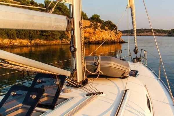Abend auf einer Jacht in der Bucht. Abendlicht auf dem Meer. Segelurlaub in Kroatien. Romantik des Segelns. Sonnenuntergang auf der Jacht. — Stockfoto
