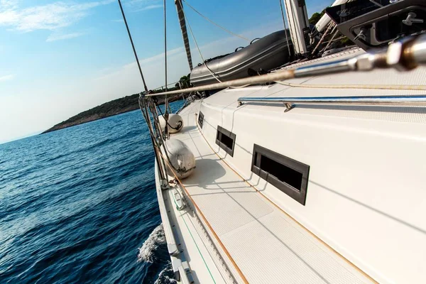 Vacaciones de vela en Croacia. Romance de la vela. Navegar en el mar cerca de las islas croatas. Baraja de yates. Crucero aventura . — Foto de Stock