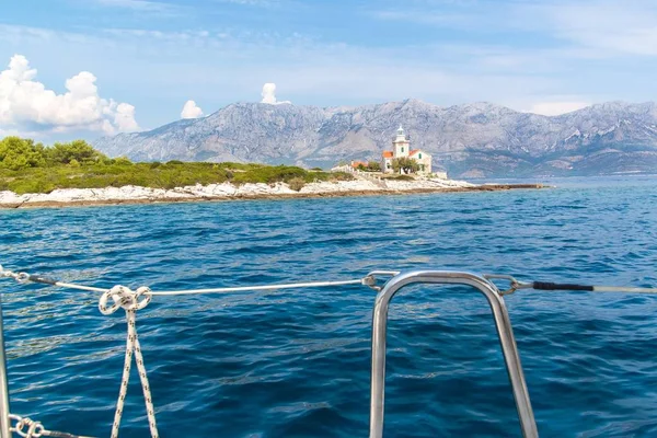 Sucuraj maják. Nachází se na nejvýchodnějším místě ostrova Hvar v Chorvatsku. Pohled na maják z jachty. Dovolená v Chorvatsku. Lodní doprava. — Stock fotografie