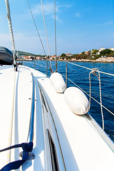 クロアチア、フヴァル島のスキュラジ港、ヨットからの眺め。クロアチアの休日。船の輸送。ヨットスポーツ. — ストック写真