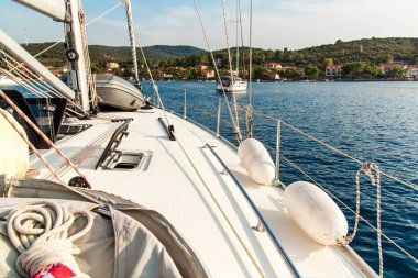 Loviste Sahil Şeridi , Peljesac, Hırvatistan, yattan görünümü. Hırvatistan'da tatil. Gemi taşımacılığı. Yatçılık sporu. Güvenli tekne demirleme.