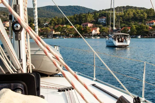 Coastline in Loviste, Peljesac, Croazia, vista dalla barca. Vacanze in Croazia. Trasporto navale. Sport nautico. Posto barca sicuro . — Foto Stock