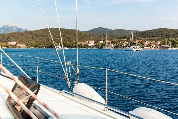 Coastline in Loviste, Peljesac, Croazia, vista dalla barca. Vacanze in Croazia. Trasporto navale. Sport nautico. Posto barca sicuro . — Foto Stock