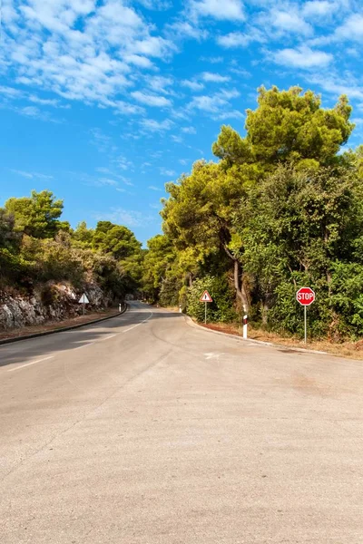 Дорога на хорватському острові Лаво. Лісорозподільну з зупинкою дорожній знак. Ранок на дорозі. Відпочинок в Хорватії. — стокове фото