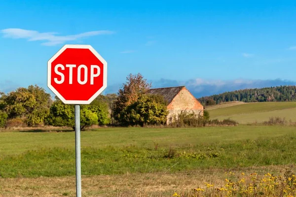 Značka Stop na křižovatce venkovských oblastí. Bezpečnost dopravy. Prostředí. Výstražný symbol. Povinnost zastavit vozidlo. — Stock fotografie