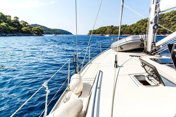 Segelboot in der Nähe der kroatischen Insel lastovo. Blick vom Deck der Jacht. Urlaub auf einem Boot. Segeln auf dem Meer. — Stockfoto