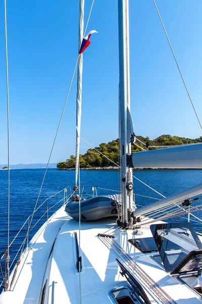 Barco à vela perto da ilha croata Lastovo. Vista do convés do iate. Bandeira checa no barco. Navegando no mar . — Fotografia de Stock