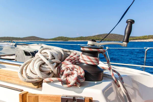 Segelboot Winde und Seilyacht Detail. Segeln. Segeln auf dem Meer. Nahaufnahme von Yachtschnurkurbel, Yachtsport, Segelboot-Detail, Sommerurlaubskonzept — Stockfoto