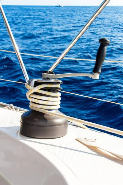 Detal żaglówki i jachtu liny. Yachting. Żeglowanie po morzu. Zbliżenie na korby jachtowe, Sport żeglowania, szczegóły żaglówki, koncepcja wakacji letnich — Zdjęcie stockowe