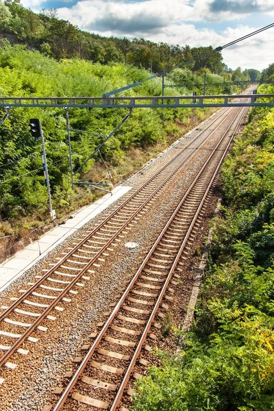 Corredor ferroviario en la ruta Tisnov-Brno cerca de la ciudad de Kurim en la República Checa. Línea de ferrocarril electrificada. Las vías del tren. Vista desde el puente —  Fotos de Stock