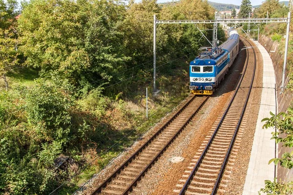 Vedere de pe pod pe un tren de pasageri în mișcare pe linia Tisnov - Brno din Republica Cehă. Transportul feroviar. Transport ecologic . — Fotografie, imagine de stoc