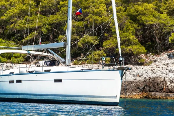 Barca a vela ormeggiata al largo della costa croata. Barche a vela ormeggiate nella baia. Sport nautico. Vacanze in barca a vela . — Foto Stock
