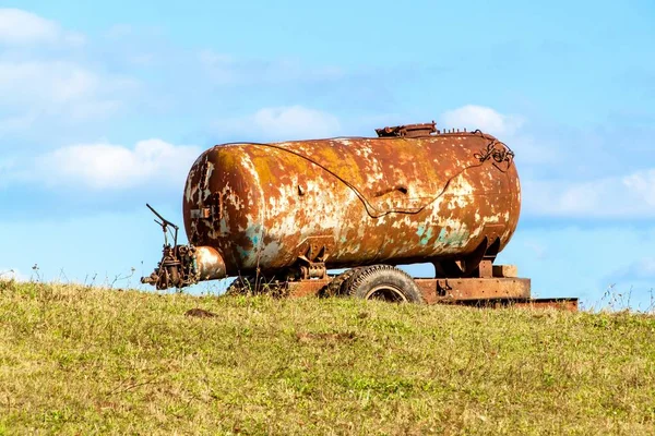 牧草地に立つ古い錆びた水タンク。牛用の水乾燥した夏。飲料水の供給. — ストック写真