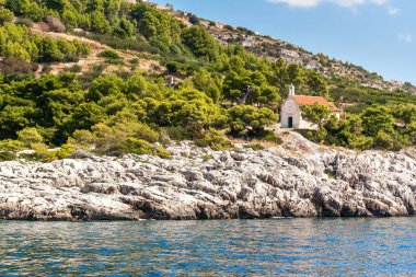 Hırvatistan 'ın Hvar adasındaki kilise. Denizden Malo Zarace 'deki kiliseye bak. Kırsal kilise. Hırvatistan 'da tatil. Yelkenliden görüntü.
