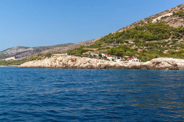 Vista della baia Velo Zarace - isola di Hvar. Navigazione sul mare Adriatico. Vacanze in Croazia. Vista dalla barca a vela . — Foto Stock