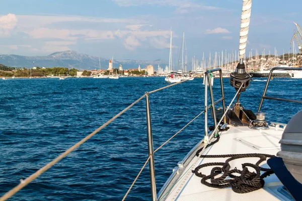 Barca a vela per il porto di Trogir in Croazia. Vista dal ponte della barca a vela. Città storica sull'Adriatico. Vacanze in Croazia. Sport nautico . — Foto Stock