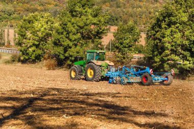 Traktör sahada. Toprağı gevşetmek için ekin. Traktör tarla yetiştirir. Çek Cumhuriyeti - Avrupa 'da tarım tarımında sonbahar çalışması. Ekolojik tarım.