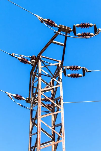 Distribución de electricidad. Pilar de poder contra el cielo azul. Aislante cerámico. Energía eléctrica . —  Fotos de Stock