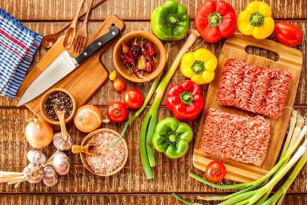 Nyers darált hús. Töltött paprika készítése. Házi készítésű étel. Zöldség és darált hús. — Stock Fotó