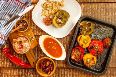 Peynirli renkli fırın, kıymalı dolma biber. Üst Manzara. Kıyma ve sebze.