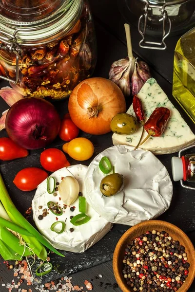 Queijo em conserva com cebola vermelha. Preparação caseira de queijo em conserva. Comida em conserva . — Fotografia de Stock