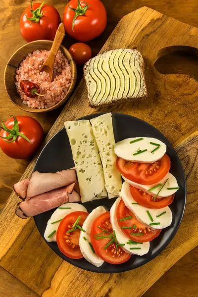 Mozzarella Mit Tomaten Speck Und Schinken Gesundes Frühstück Aussicht Von — Stockfoto