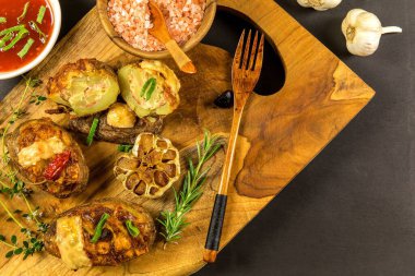 Pastırmalı, acılı ve peynirli fırında patates. Fırında sarımsak. Ev yapımı yemek. Izgara için meze hazırlıyorum..