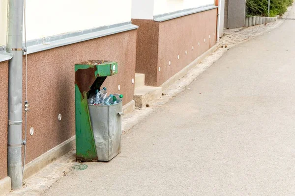 Une Poubelle Dans Rue Recyclage Des Bouteilles Pour Animaux Compagnie — Photo