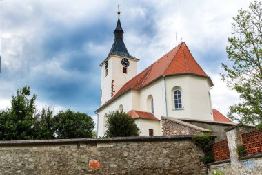 St. Martina 'nın kırsal Gotik kilisesinin manzarası. Dolni Loucky Köyü - Çek Cumhuriyeti - Avrupa. 13. yüzyılın ortalarında yapılmış..