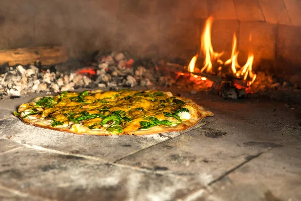 Preparando Pizza Espinafre Caseira Com Cogumelos Pizza Vegetariana Cozimento Casa — Fotografia de Stock