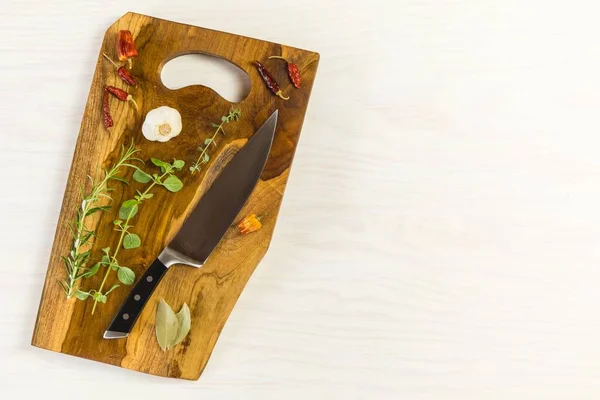 Duży Nóż Kuchenny Leżący Drewnianej Desce Krojenia Naczynia Kuchenne Przyprawy — Zdjęcie stockowe