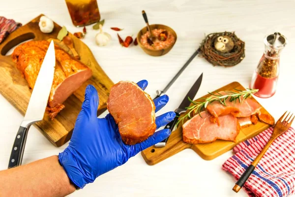 キッチン木製のまな板上の肉屋の切断豚肉の肉 台所用品 グリル用の肉の準備 家庭料理 — ストック写真