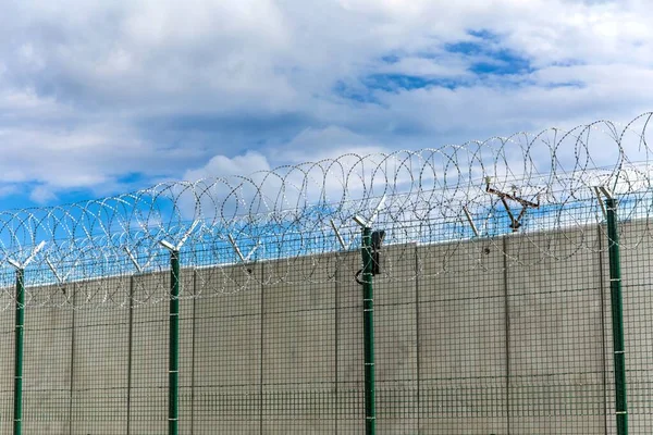 Barbed Wire Concrete Wall Military Base State Border Prison Wall — Stock Photo, Image