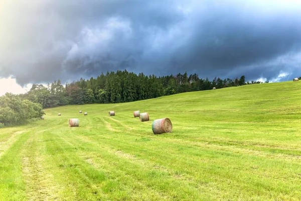 Gewitterwolken Einem Sommertag Auf Dem Feld Heuernte Auf Dem Hof — Stockfoto