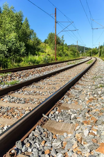 チェコ共和国のカーブでは 鉄道と線路が低木で囲まれています コンクリート製の鉄道網を持つやや錆びた鉄道路線の閉鎖 — ストック写真