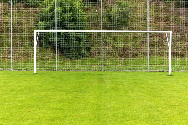 空荡荡的足球或足球白色大门 乡间运动场上绿草场上的足球场大门 — 图库照片