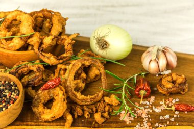 Büyük bir grup taze kızarmış soğan halkası. Ev yapımı Çıtır Kızarmış Soğan Halkaları. Sağlıksız yiyecekler.